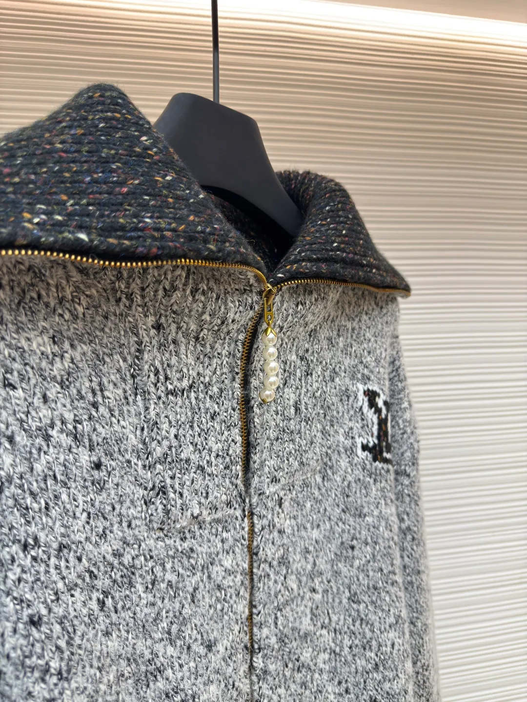 LOUIS VUITTON Nigo Series Zippered Knitted Tunic Jacket ●Authentic product: 229999 purchase and development ●Item number: 1680071-C10 ●Fabric: wool fabric ●Technology: Jacquard production ●Version: fitted version ●Weight: about 1430 grams ●Size: S-M-L-XL ●Description: This tunic jacket focuses on Pharrell Williams and Nigo in 2025 A creative picture drawn together in autumn and winter. A koi carp wearing the LV logo swims on the front, and behind the cherry blossoms and Japanese text marks, Nigo’s cultural origins are revealed. Sophisticated patterns are intarsia and embroidered on a cotton-wool-blend knit that's textured as finely as if it were handmade. Beaded zip pulls add an elegant touch to the comfortable silhouette. The overall wiring is straight and delicate, the fabric is comfortable and soft, and the color is consistent without color difference. It can be matched with the same style to create a fashionable look and control various occasions. Customized accessories, complete with three standards, same style for men and women!